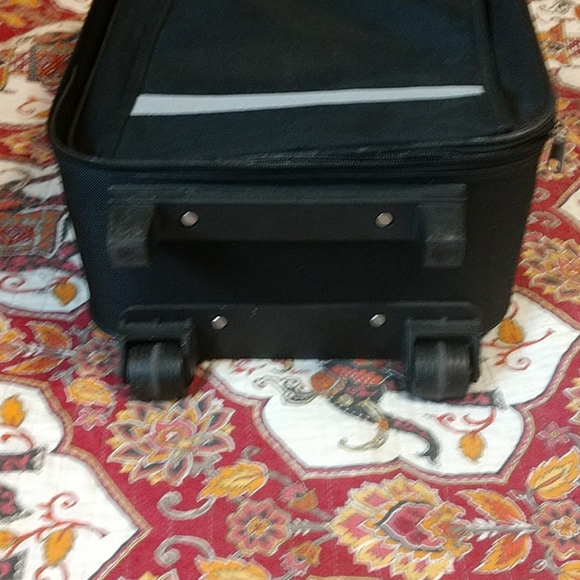 Essentials suitcase - Picture 3 of 4